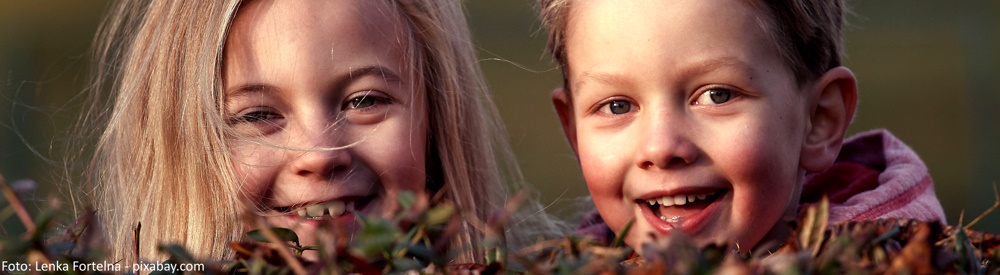Symbolbild: Zwei lächelnde Kinder (Foto: Lenka Fortelna - pixabay.com)