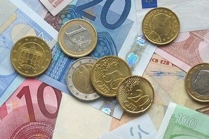 Euromünzen und Scheine (Symbolbild)