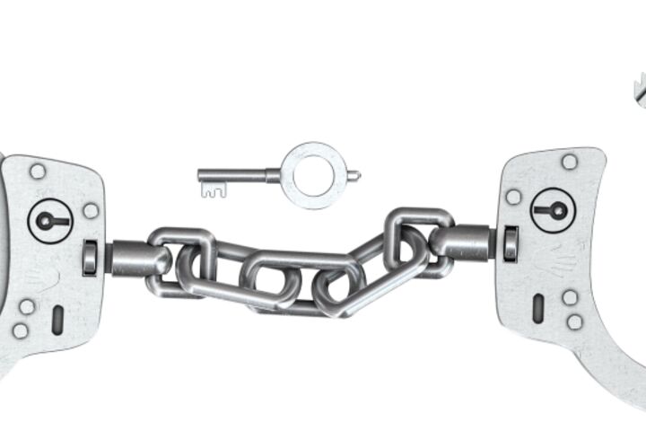Symbolbild: Handschellen und Schlüssel