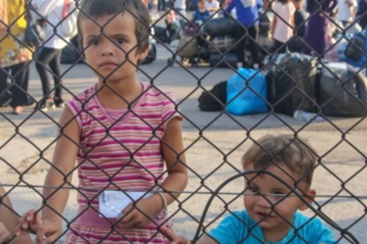 Kinder am Zaun eines Flüchtlingslagers
