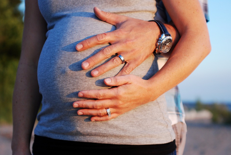 Werdende Eltern suchen bei Bedarf Hilfe in einer Schwangerschaftsberatung.