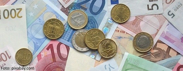 Euromünzen und Scheine (Symbolbild)