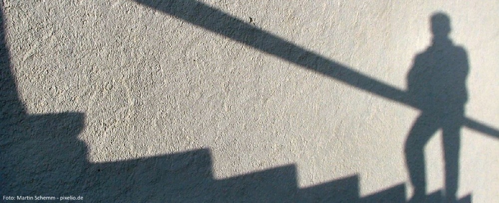 Symbolbild: Schatten auf einer Treppe